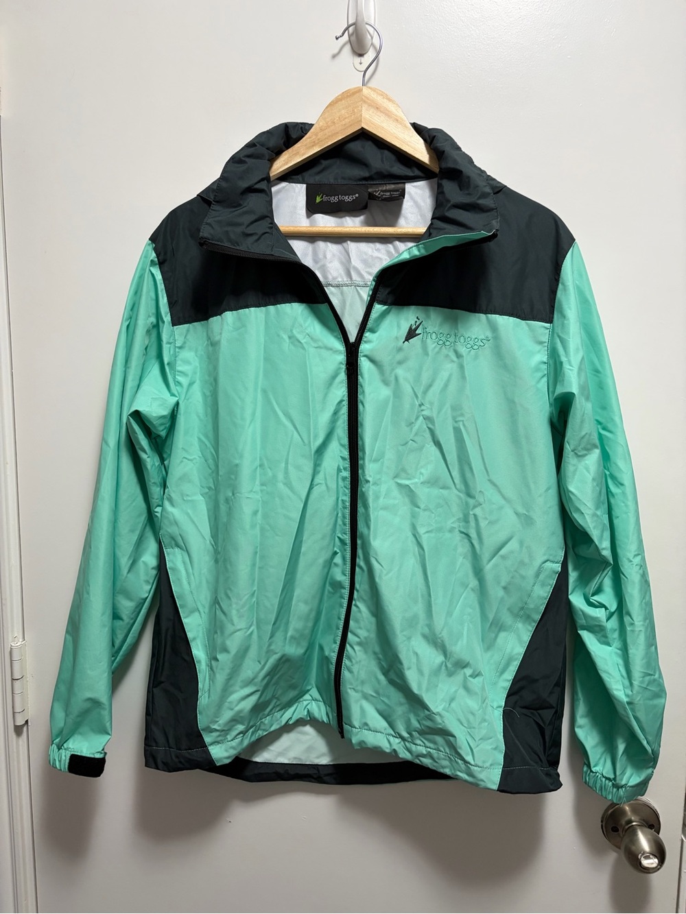 NWOT Frogg Toggs Women's River Toadz Waterproof Jacket in seafoam and gray S/M